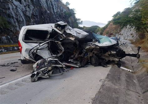 Choque De Camioneta Y Tractocamión Deja 5 Muertos En Autopista Del Sol N