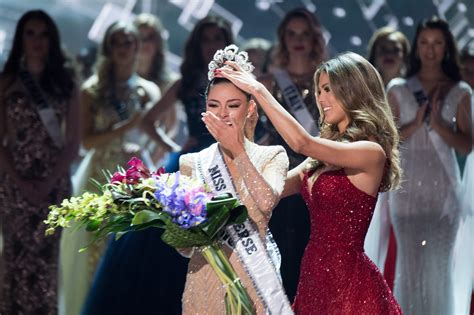 South Africa S Demi Leigh Nel Peters Crowned Miss Universe 2017