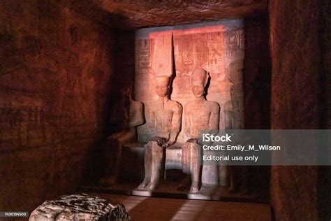 Cahaya Matahari Terbit Pada Patungpatung Ptah Amun Ramses Ii Dan Ra Di