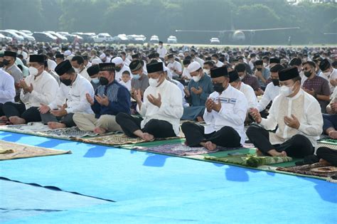 KSAU Dan Ketum PIA Ardhya Garini Sholat Idul Fitri Di Lanud Halim