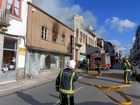 Incêndio em casa devoluta na Rua Oliveira Júnior Labor