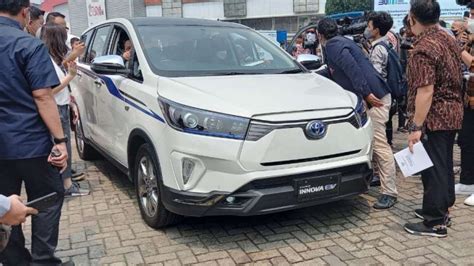 IIMS Hybrid 2022 Dibuka Menko Airlangga Naik Kijang Innova Listrik