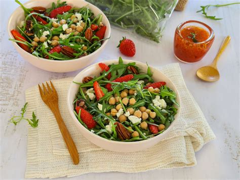 Salade de roquette aux fraises pois chiches feta et noix de pécan