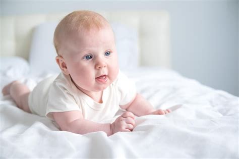 Lindo Beb Sonriente Acostado Boca Abajo En La Cama De Los Padres