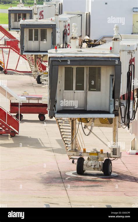 Airport boarding gate door hi-res stock photography and images - Alamy