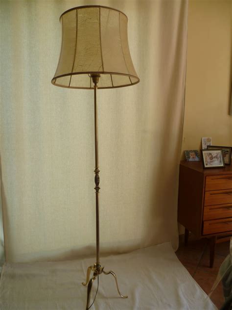 Lampadaire tripode laiton doré vintage Luckyfind