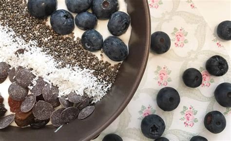 Griechischer Joghurt mit Früchten zum Frühstück