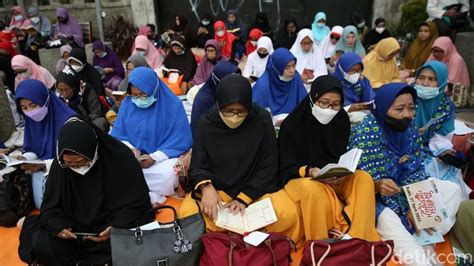 Pria Wanita Dan Anak Anak Antusias Ikut Bekasi Mengaji