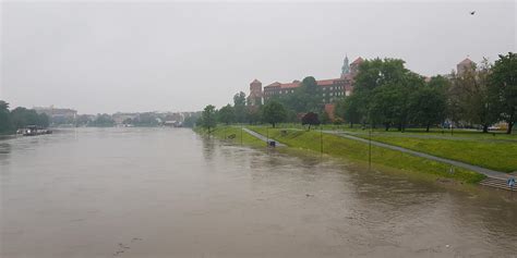 Kraków Alarm przeciwpowodziowy Fala kulminacyjna przeszła przez