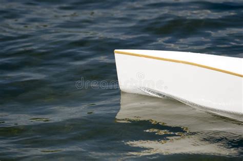 Canoa Kajak Y El Remar Blancos En El Agua Del Lago Imagen De Archivo