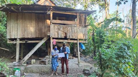 Mengharukan Tinggal Di Lereng Gunung Siswa Sd Ini Rela Jalan Kaki