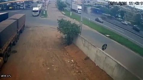 Carreta Colide Contra Carro E Arrasta Ve Culo Pela Rodovia Br