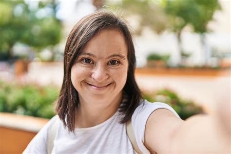 Mujer Con S Ndrome De Down Sonriendo Confiada Haciendo Selfie Junto A