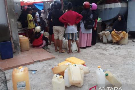 Jelang Natal Harga Minyak Tanah Di Kupang Tembus Rp15 000 Per Liter Antara News Kupang Nusa