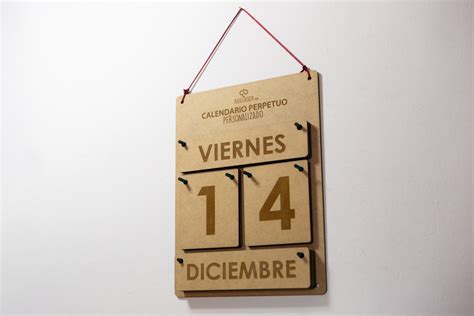 Calendario Perpetuo De Pared En Madera Personalizado