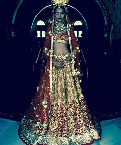 Obsessing Over This Bridal Lehenga By Tarun Tahilani 😍😍