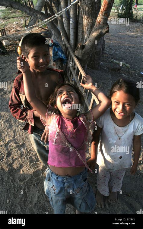 Sucios Y Hambrientos Ni Os Pobres Fotograf A De Stock Alamy