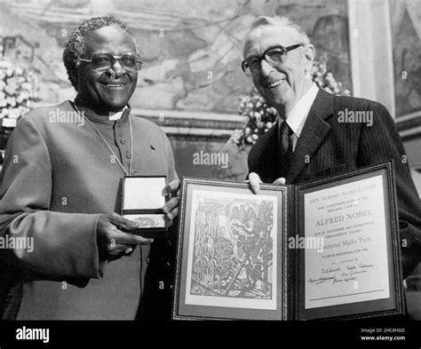 Le prix nobel de la paix 1984 Banque de photographies et dimages à