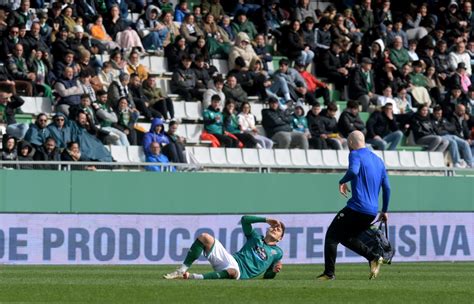 Pinchi Sufre Un Esguince En Su Rodilla Izquierda