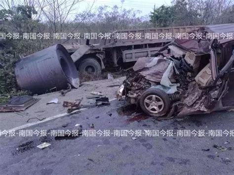 痛心！廣西小客車撞重型半掛車，致5死5傷！兩車全毀！ 每日頭條