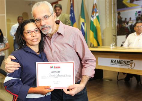 Prefeito Entrega Certificados A 377 Servidores Prefeitura De Aracaju