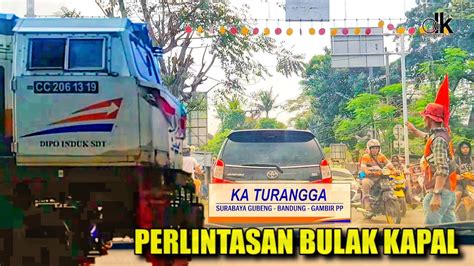 PERLINTASAN RAWAN TANPA PALANG PINTU JALUR KERETA API NGEBUT DI DEPAN