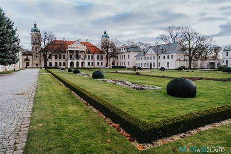 Muzeum Zamoyskich w Kozłówce pałac park kaplica i powozownia