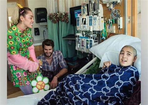 Miley Cyrus Y Liam Hemsworth Visitan Hospital De Ni Os Tn Tv