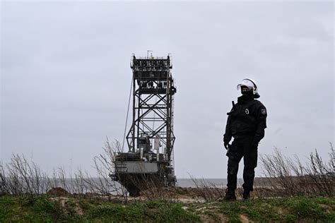 Nacht In L Tzerath Ruhig Aktivisten Harren Weiter In Tunnel Aus Brf