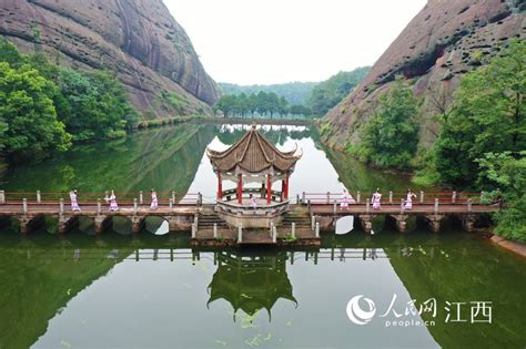 “七仙女”降临龟峰 游客感受七夕浪漫 光明网