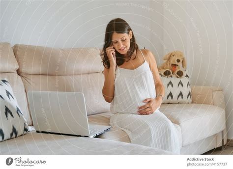 Schwangere Frau Die Ihren Bauch Berührt Während Sie Telefoniert Ein Lizenzfreies Stock Foto