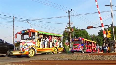 Nonton Kereta Api Sore Di Perlintasan Palang Pintu Ka Jpl Panggung