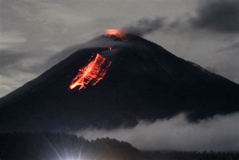 Aktivitas Gunung Semeru Meningkat Status Waspada Republika Online