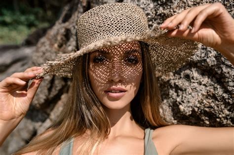 Mujer Con Un Sombrero De Paja Y Sonriendo Retrato De Una Joven Feliz En Bikini Mirando A La