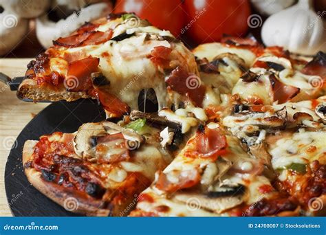 Pizza De Jambon Et De Champignon De Couche Image Stock Image Du Cuit