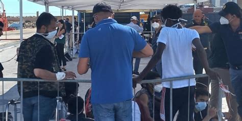 Lhotspot di Lampedusa è di nuovo al collasso con oltre 3 mila migranti