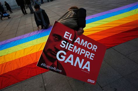 Fotos Lei contra propaganda gay na Rússia provoca protestos pelo mundo UOL Notícias