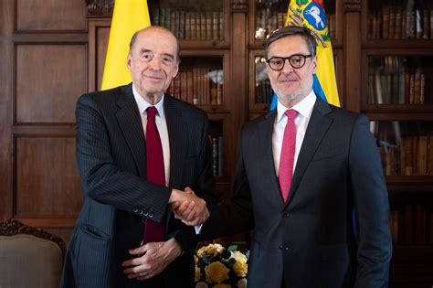 Embajador De Venezuela Presenta Copias De Estilo Ante Canciller