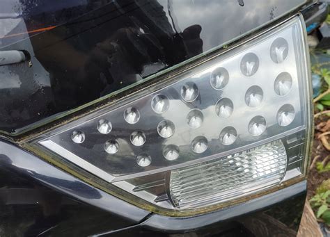 Lampa W KLAPĘ KLAPY TYŁ PRAWA MITSUBISHI OUTLANDER II 2006 2013 LIFT FL