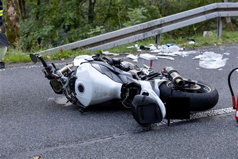 Lebensgefährlich Verletzt Motorradfahrer Prallt Gegen Leitplanke Suhl Zella Mehlis