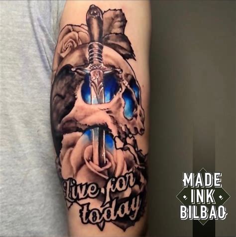 Tatuaje calavera puñal y rosa Made Ink Bilbao