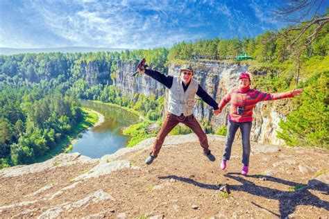 Un Beau Couple Mature Sur Une Haute Roche Admire La Nature Murale Et La