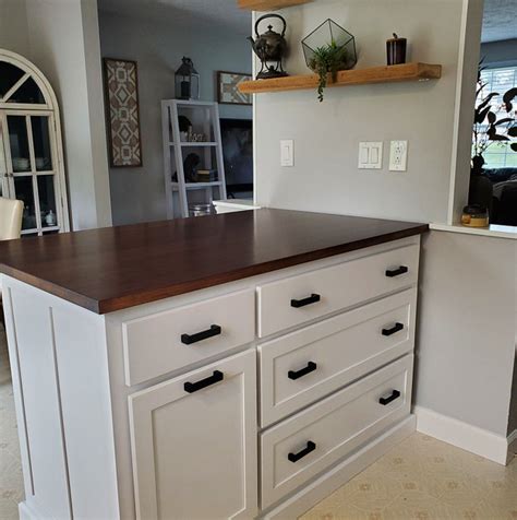 WRF643 Kitchen Island with Drawers - Worthy's Run Furniture