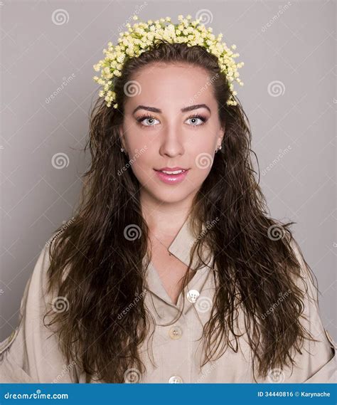 Mujer Joven Con Las Flores Estudio Foto De Archivo Imagen De Estudio