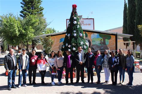 Jóvenes se unen y aprenden con creación de Villa Navideña Boletines