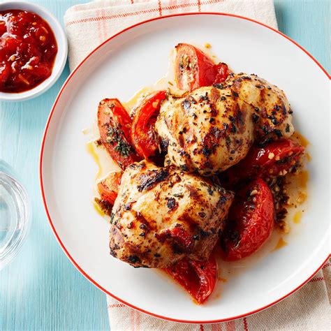 Poulet grillé à la tomate avec compotée doignons et de tomates rôtis