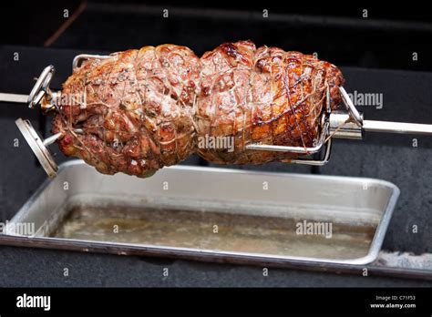 Agnello Allo Spiedo Una Coppia Di Spalla Di Agnello Arrosto Ruotare Su