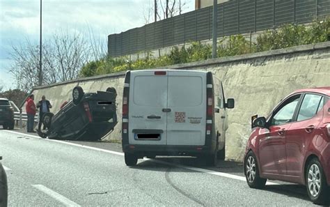 Incidente A Reggio Calabria Auto Si Ribalta All Uscita Del Porto