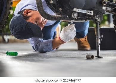 99 Mechanic Repair Motobike Images Stock Photos Vectors Shutterstock