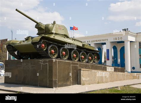 Sowjetischer T 34 Panzer Vor Dem Traktorenwerk Dserschinski Volgograd